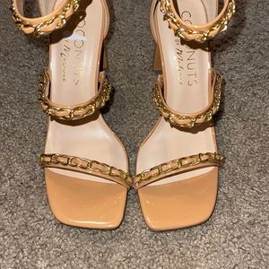I’m selling these heels, size 6. They are a tan color with gold chains.